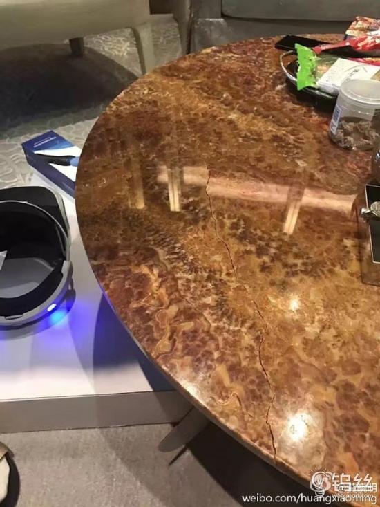 教主自称入PS VR中国第一人 竟激动把桌子坐坏_pic1 教主自称入PS VR中国第一人 竟激动把桌子坐坏_pic1