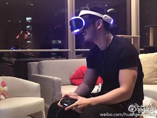 教主自称入PS VR中国第一人 竟激动把桌子坐坏_pic1 教主自称入PS VR中国第一人 竟激动把桌子坐坏_pic1